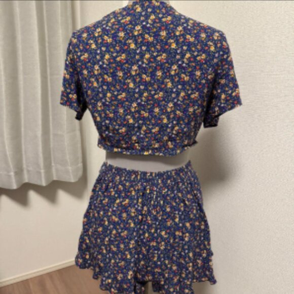 American Eagle - Crop Front-Tie Top & Shorts 2-Piece Set | Small | Dainty Floral - Picture 5 of 8
